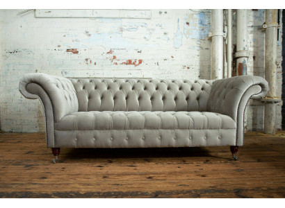 Elegantní světle šedý třímístný Chesterfield, luxusní obývací pokoj, 3-místný.