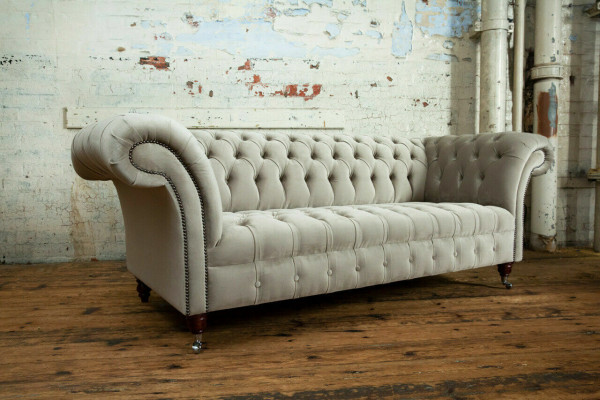 Elegantní světle šedý třímístný Chesterfield, luxusní obývací pokoj, 3-místný.