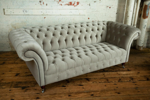 Elegantní světle šedý třímístný Chesterfield, luxusní obývací pokoj, 3-místný.