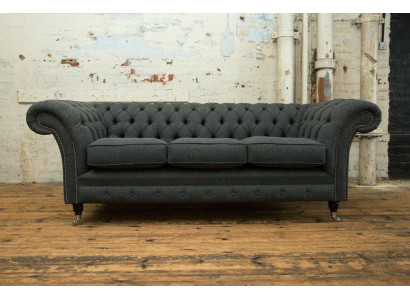 Černá pohovka Chesterfield od designéra, 3místná, do obývacího pokoje.