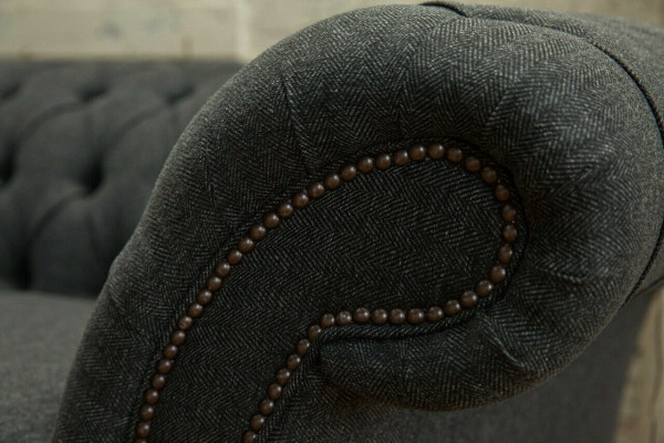 Černá pohovka Chesterfield od designéra, 3místná, do obývacího pokoje.