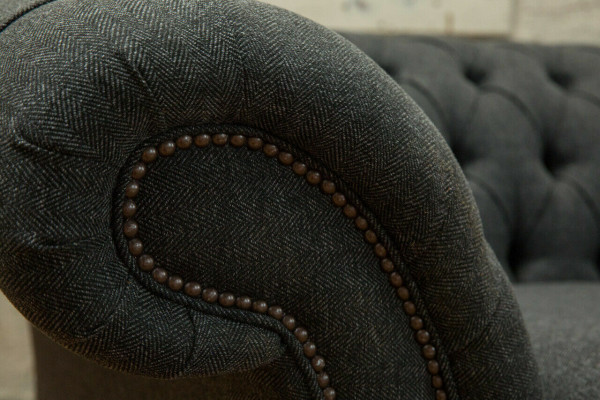 Černá pohovka Chesterfield od designéra, 3místná, do obývacího pokoje.
