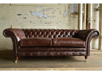 Hnědá luxusní pohovka Chesterfield pro moderní obývací pokoj, 3místná.