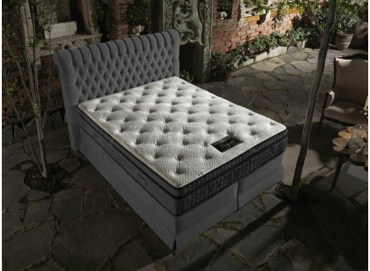 Šedá luxusní ložnice s postelí Chesterfield, polstrovaným designem, luxusní manželské postele.