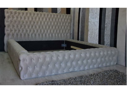Elegantní design Chesterfieldu, anglická manželská postel v béžové barvě - postele s nadčasovým stylem.
