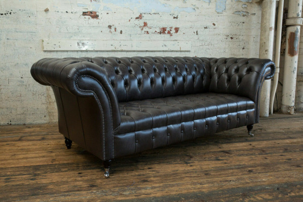 Černá moderní pohovka Chesterfield s třemi sedadly luxusního provedení