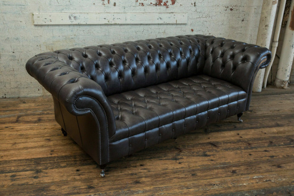 Černá moderní pohovka Chesterfield s třemi sedadly luxusního provedení