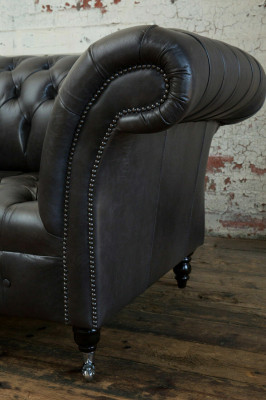 Černá moderní pohovka Chesterfield s třemi sedadly luxusního provedení