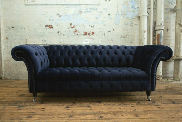 Tmavě modrý Chesterfield třímístný moderní luxusní gauč do obývacího pokoje.