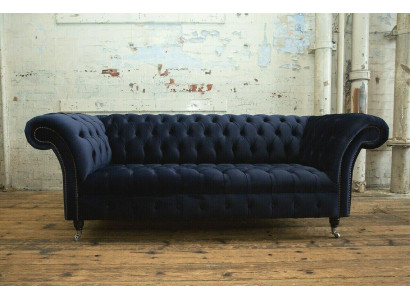 Tmavě modrý Chesterfield třímístný moderní luxusní gauč do obývacího pokoje.