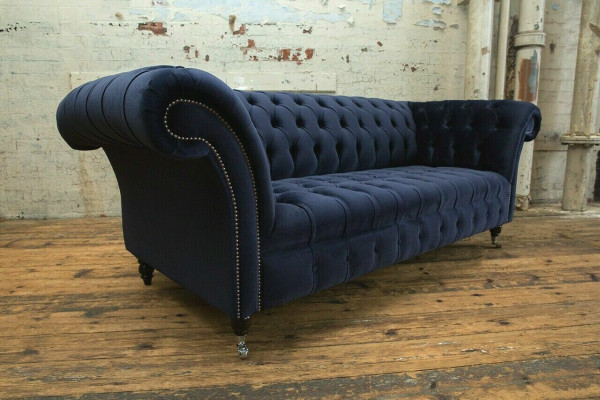 Tmavě modrý Chesterfield třímístný moderní luxusní gauč do obývacího pokoje.