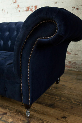 Tmavě modrý Chesterfield třímístný moderní luxusní gauč do obývacího pokoje.