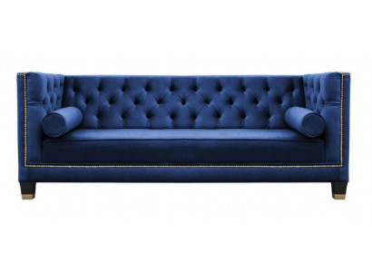 Modré třísedadlové pohovky Chesterfield z látky pro design obývacího pokoje.