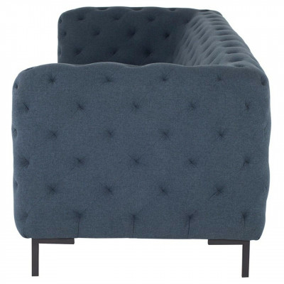 Šedý moderní třímístný chesterfieldský obývací pokoj, elegantní pohovka.