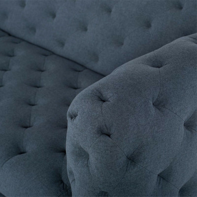 Šedý moderní třímístný chesterfieldský obývací pokoj, elegantní pohovka.