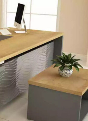 Kvalitní moderní kancelářská sada z odolného dřeva v elegantním stylu.