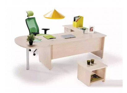 Moderní kancelářský nábytek se stolem v rohu a komodou: efektivita splývá se stylem.