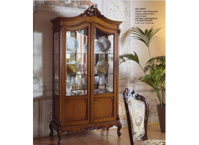 Elegantní vitrína v antickém stylu barokního a rokoka, klasický skleněný šatník do obývacího pokoje.