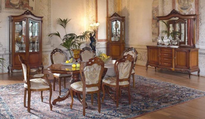 Elegantní vitrína v antickém stylu barokního a rokoka, klasický skleněný šatník do obývacího pokoje.