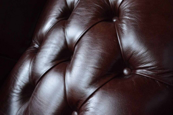 Křeslo 1místné hnědé obývacího pokoje, kožené, designové, Chesterfield, s ušima