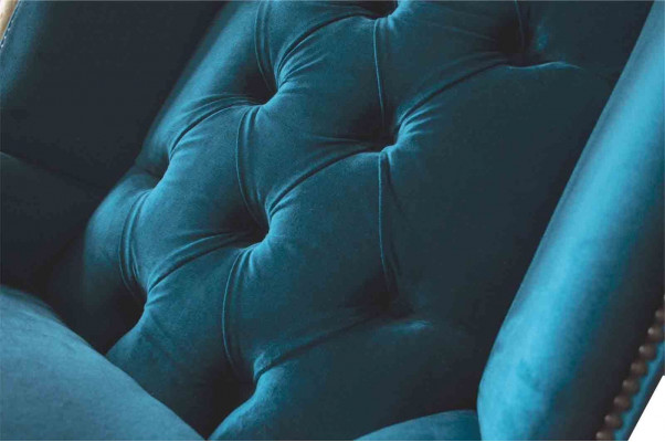 Šedá křeslo s ušima Chesterfield design čalouněný textilní obývací pokoj.