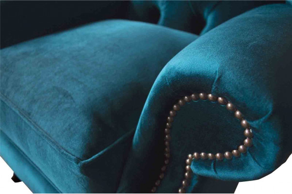 Šedá křeslo s ušima Chesterfield design čalouněný textilní obývací pokoj.