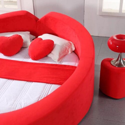 Designer postel ve tvaru srdce, lůžko líbánkám, luxusní postel, postelový rám, postelé ve veřejných domech.