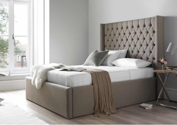 Chesterfield ložnice s manželskou postelí, designová luxusní postel z kůže pro hotel.