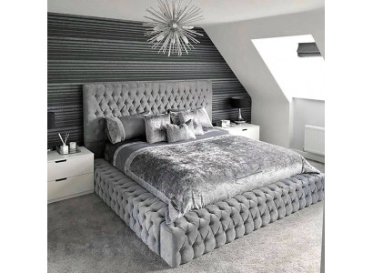 Dvojlůžkové manželské postele v luxusních hotely nový design lůžka s koženým čalouněním a kovovým rámem.