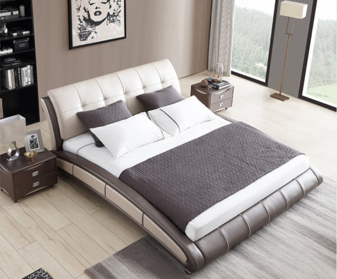 Designová postel z kůže s polstrováním pro dvojlůžkový hotelový pokoj s manželskou postelí o rozměrech 180x200 cm.