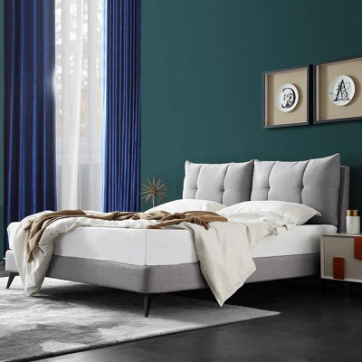 Dvojitá postel v hotelu s matrací Beige 180x200 v ložnici s kůží potaženým návrhem.