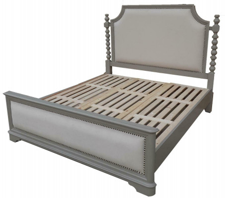 Elegantní manželská postel s klasickým designem a luxusním čelem.