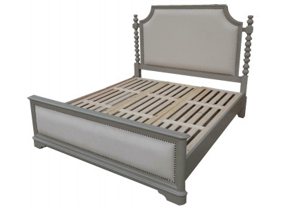 Elegantní manželská postel s klasickým designem a luxusním čelem.