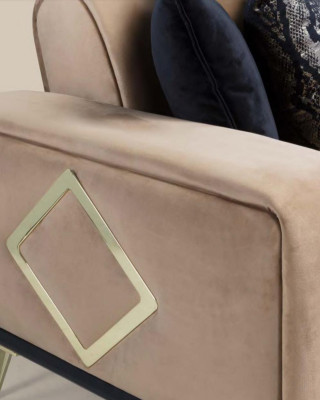 Moderní sedací souprava 3místná pro obývací pokoj, designový nábytek s kovovým rámem a béžovým čalouněním.