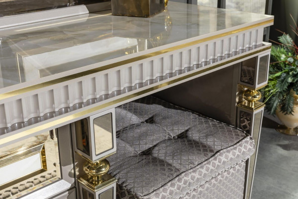 Sada ložnice Beige Komoda Zrcadlo Kovový nábytek Designový nábytek 2 kusy.