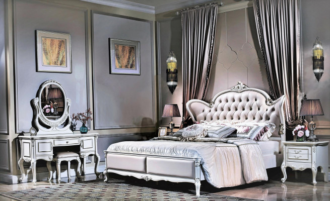 Kingsize manželská postel s koženou hlavovou částí v klasickém designu ve stylu Chesterfield.