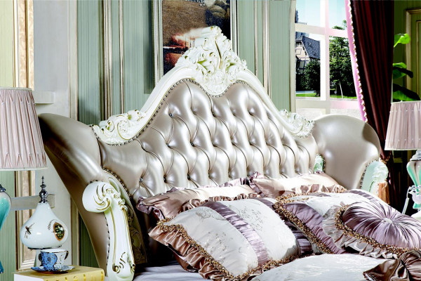Kingsize manželská postel s koženou hlavovou částí v klasickém designu ve stylu Chesterfield.