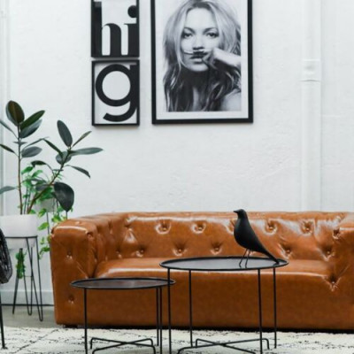 Americká stylová pohovka Chesterfield sofa couch s koženým čalouněním, třísedadlová hnědá.