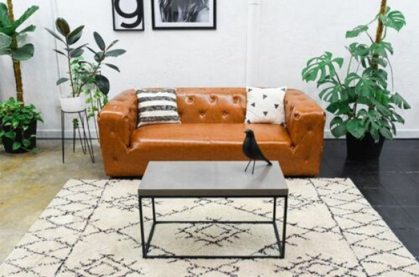 Americká stylová pohovka Chesterfield sofa couch s koženým čalouněním, třísedadlová hnědá.