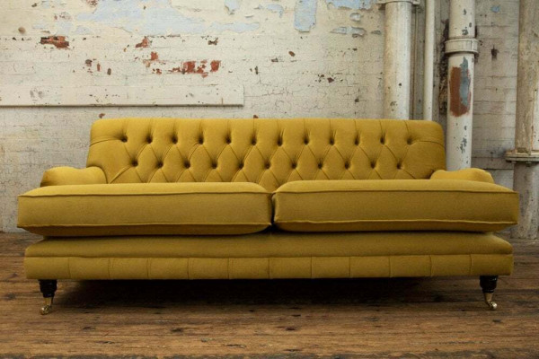 Žlutý čalouněný Chesterfield třímístný gauč do obývacího pokoje