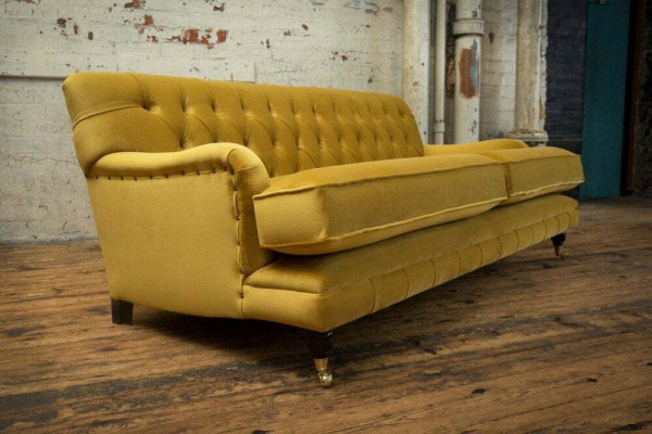 Žlutý čalouněný Chesterfield třímístný gauč do obývacího pokoje