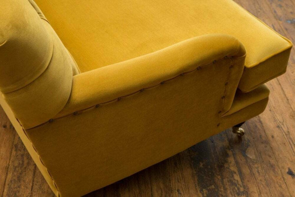 Žlutý čalouněný Chesterfield třímístný gauč do obývacího pokoje
