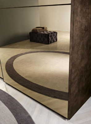Elegantní skříňka se zrcadlovými posuvnými dveřmi v moderním stylu.