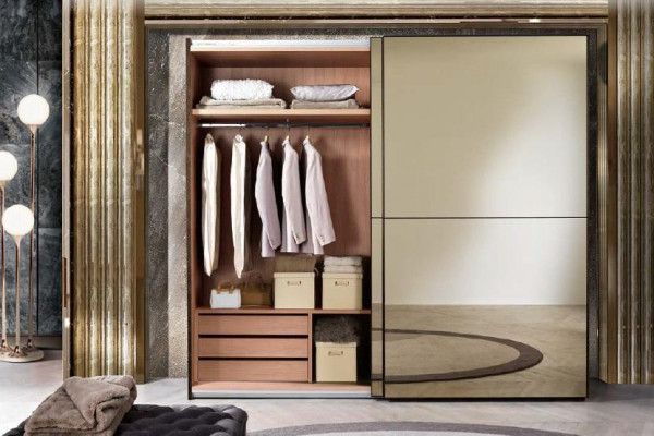 Elegantní skříňka se zrcadlovými posuvnými dveřmi v moderním stylu.