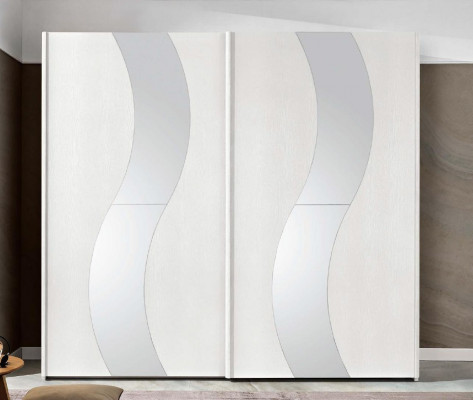 Šatní skříň se závěsnými dvířky, design z masivního dřeva, moderní.