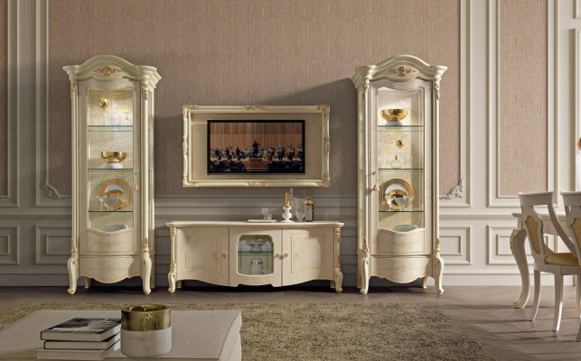 Klasický televizní stolek a rámeček z přírodního dřeva v klasickém stylu