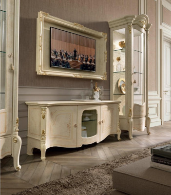 Klasický televizní stolek a rámeček z přírodního dřeva v klasickém stylu