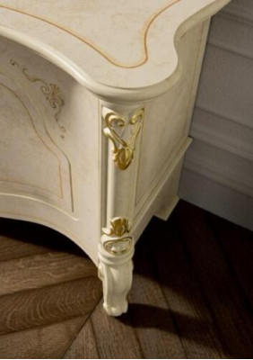 Klasický televizní stolek a rámeček z přírodního dřeva v klasickém stylu