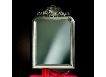 Klasické zrcadlo v designu Baroka a Rokoka se stříbrným dřevěným rámem.