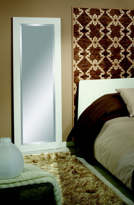 Ručně vyrobené zrcadlo se širokým rámečkem z pravého dřeva, rozměrů 176x86 cm, určené k zavěšení.